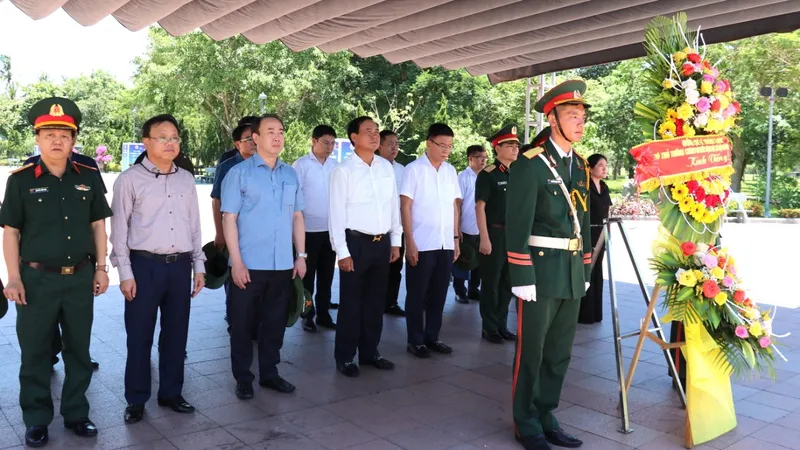 Phó Thủ tướng Lê Thành Long và đoàn công tác dâng hoa tri ân các Anh hùng liệt sĩ tại Thành cổ Quảng Trị
