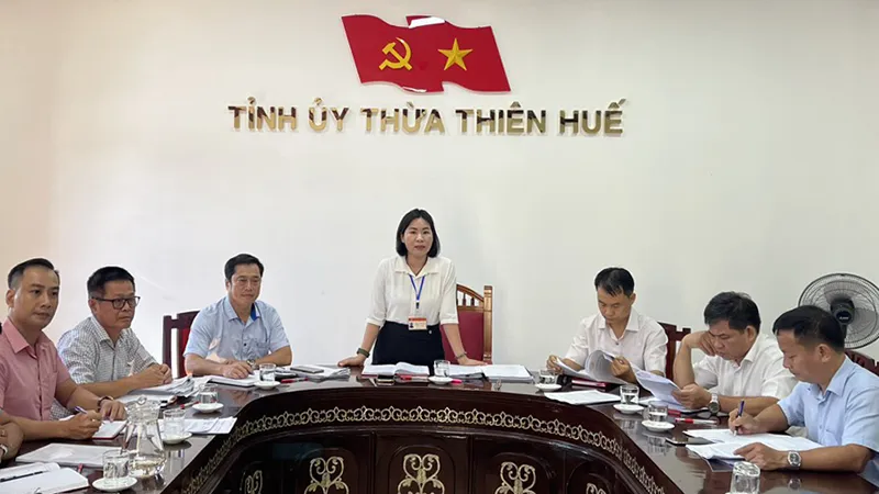 Bà Phạm Thị Minh Huệ, Chủ nhiệm Ủy ban Kiểm tra Tỉnh ủy Thừa Thiên Huế chủ trì kỳ họp