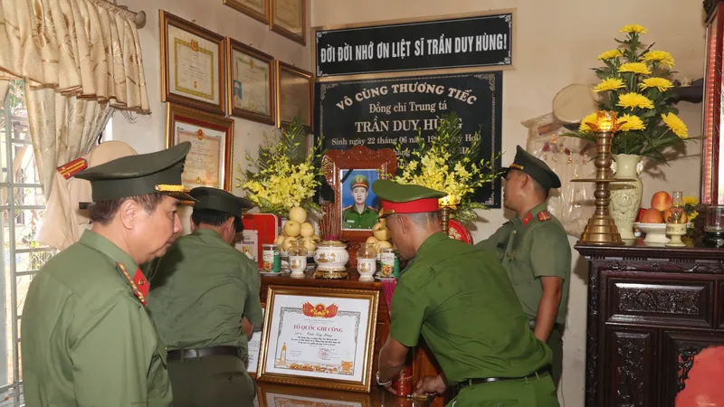 Trao bằng Tổ quốc ghi công liệt sĩ Trần Duy Hùng