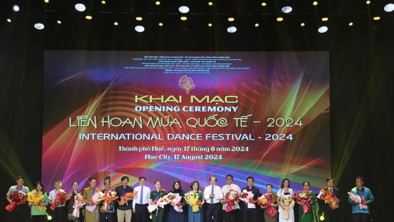 Ban tổ chức tặng hoa đại diện các đơn vị nghệ thuật tham dự Liên hoan Múa quốc tế 2024