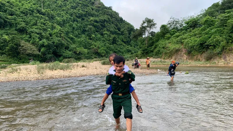 Tại thôn Cù Bai, đường đến trường vượt qua suối Tà Leng, cán bộ, chiến Đồn Biên phòng Hướng Lập thay nhau cõng học sinh vượt suối, kịp lễ khai giảng.