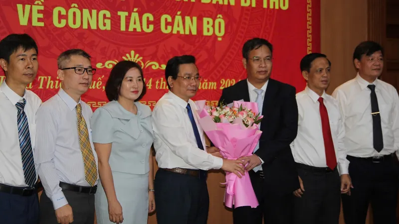Tặng hoa chúc mừng tân Phó Bí thư Tỉnh ủy Thừa Thiên Huế Phạm Đức Tiến