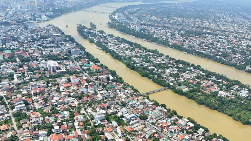Cây cầu độc đạo Phú Lưu nằm trên đường Ưng Bình, TP Huế- tuyến đường bộ độc đạo nối cồn Hến- nơi sinh sống của 1.017 hộ dân với 4.104 nhân khẩu thuộc phường Vỹ Dạ với bên ngoài