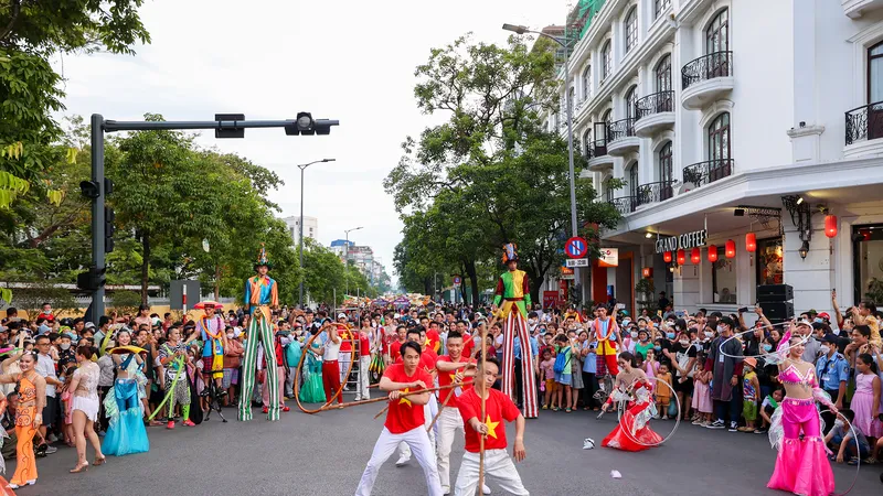 Người dân và du khách thoả sức thưởng thức nghệ thuật tại lễ hội đường phố Festival Huế