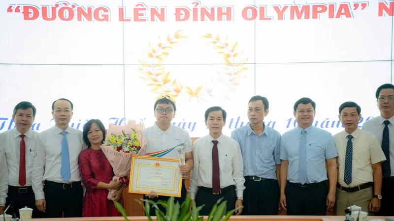 Tuyên dương và trao Bằng khen của Chủ tịch UBND tỉnh Thừa Thiên Huế tặng học sinh Võ Quang Phú Đức