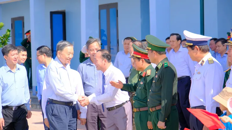 Tổng Bí thư, Chủ tịch nước Tô Lâm thăm hỏi, động viên quân dân trên đảo Cồn Cỏ