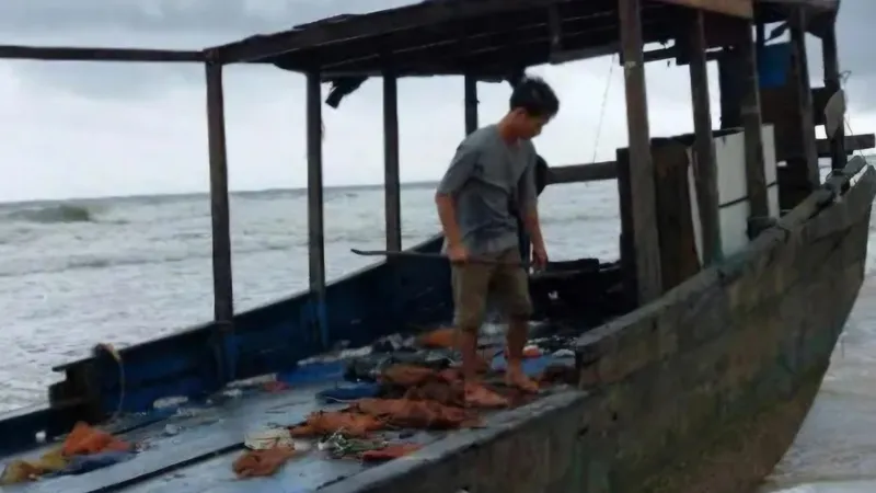 Tàu không có người trôi dạt vào bờ biển xã Vĩnh Thái, huyện Vĩnh Linh, tỉnh Quảng Trị