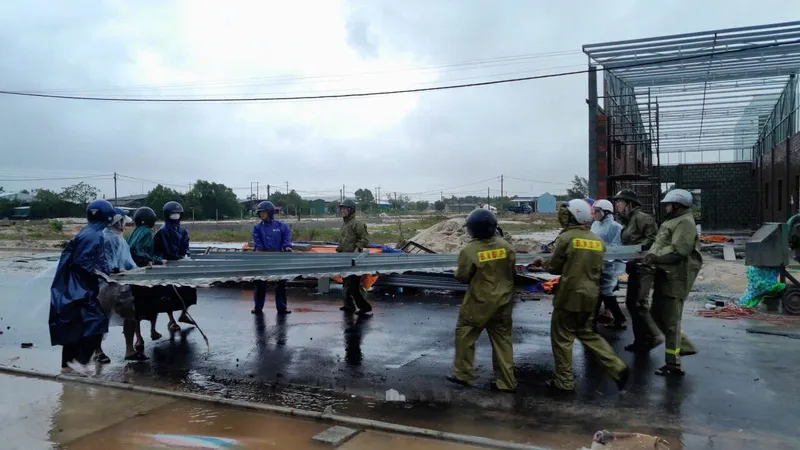 Công an tỉnh Thừa Thiên Huế hỗ trợ người dân ứng phó và khắc phục hậu quả bão số 6