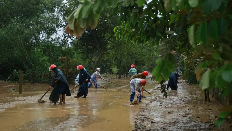 Dọn bùn non và vệ sinh môi trường các tuyến đường ở huyện Vĩnh Linh khi lũ vừa rút