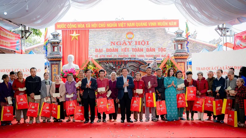Đồng chí Nguyễn Xuân Thắng, Ủy viên Bộ Chính trị, Giám đốc Học viện Chính trị Quốc gia Hồ Chí Minh, Chủ tịch Hội đồng Lý luận Trung ương tặng quà tại Ngày hội Đại đoàn kết ở đình làng Kim Long
