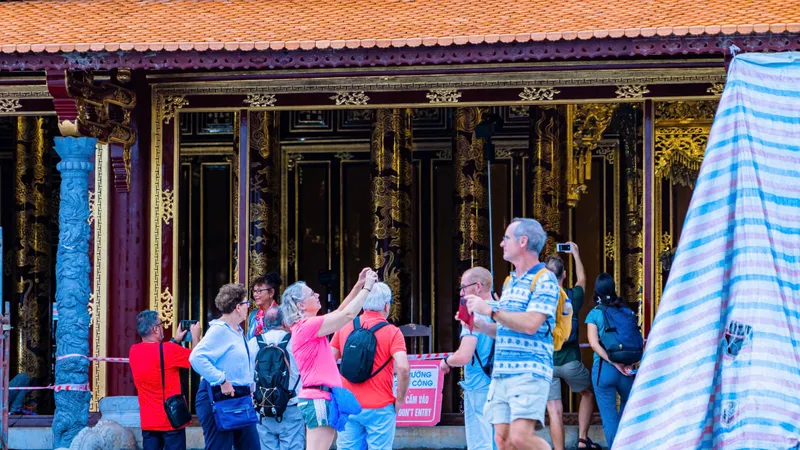 Du khách tham quan điện Thái Hoà