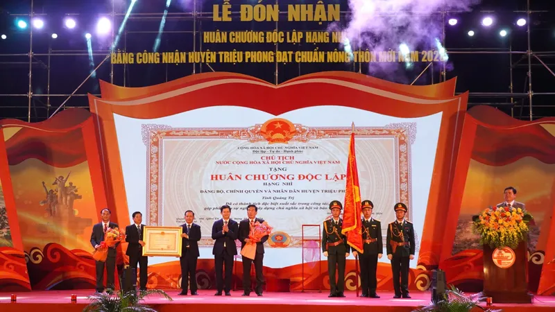 Quân dân huyện Triệu Phong vinh dự đón Huân chương Độc lập hạng Nhì