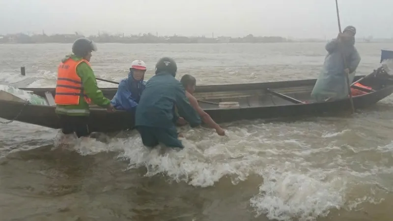 Kịp thời ứng cứu người đàn ông bị lũ cuốn trôi