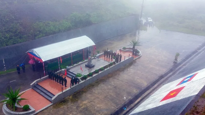 Lực lượng vũ trang Thừa Thiên Huế và Sê Kông thực hiện các nội dung tuần tra song phương tại cột mốc 666