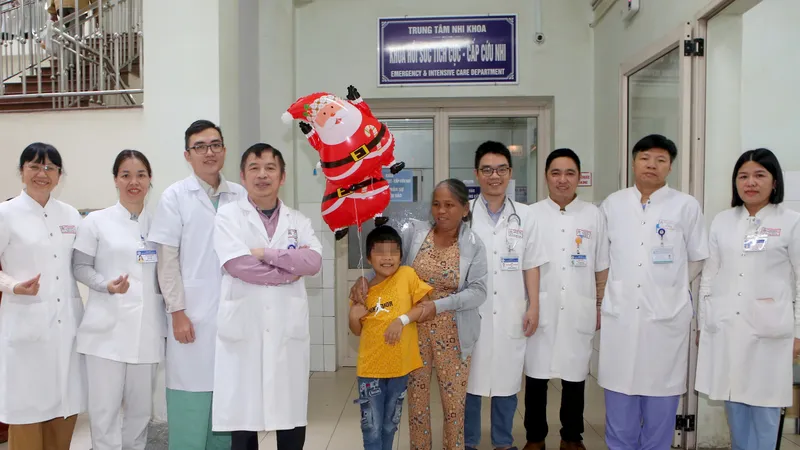 Bé trai P.T.Q xuất viện chiều 28-12