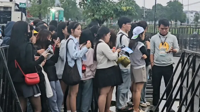 Hàng vạn người xếp hàng từ cuối giờ chiều để chào đón năm mới 2025 ở Huế