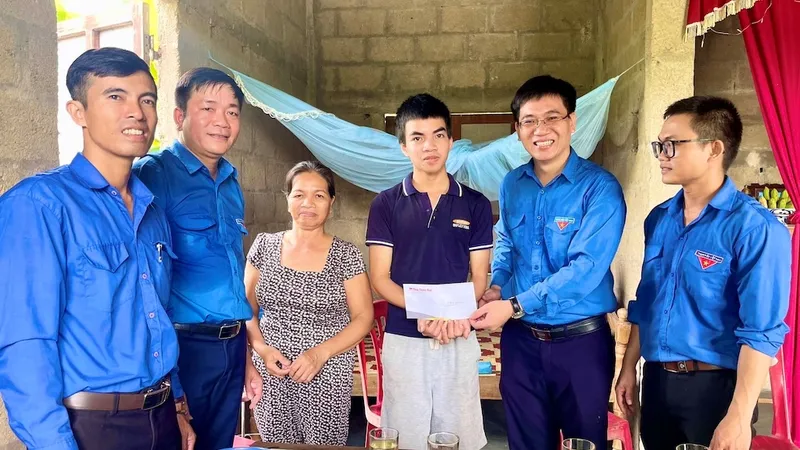 Chi đoàn Báo Huế ngày nay thăm em nuôi Văn Đình Nhật Nam (thị xã Phong Điền) trước khi vào năm học mới