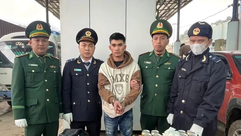 Khởi tố đối tượng vận chuyển 2 khẩu súng ngắn và 92 viên đạn