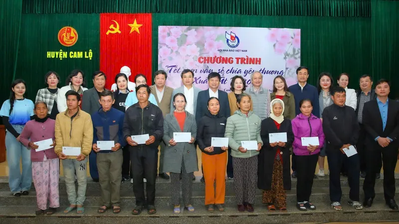 Ban tổ chức chương trình “Tết sum vầy, sẻ chia yêu thương” tết Ất Tỵ - 2025 chụp ảnh với người dân nghèo nhận quà tết của chương trình