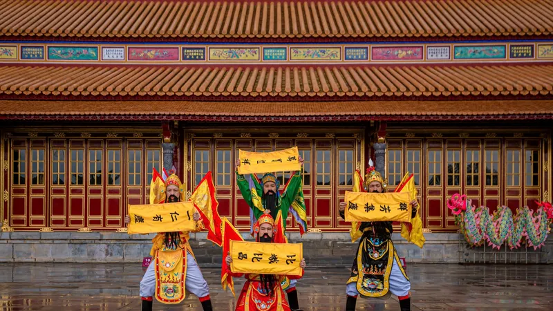 Tái hiện nghi thức đón Xuân dưới triều Nguyễn trước điện Thái Hòa - Đại nội Huế phục vụ người dân và du khách tham quan, trải nghiệm