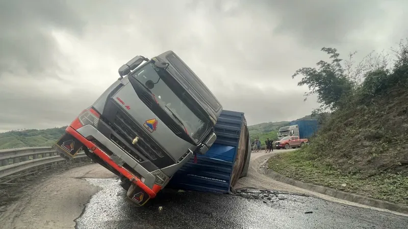 Lật xe khiến quốc lộ 15D lên Cửa khẩu quốc tế La Lay ách tắc kéo dài