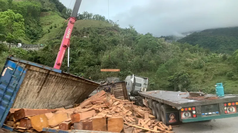 Cứu hộ thành công xe chở gỗ bị lật, Quốc lộ 15D thông tuyến sau hơn 20 giờ ách tắc