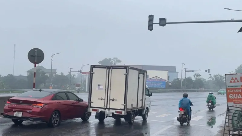 Hàng loạt đèn báo tín hiệu giao thông trên quốc lộ 1A qua Quảng Trị hoạt động chập chờn