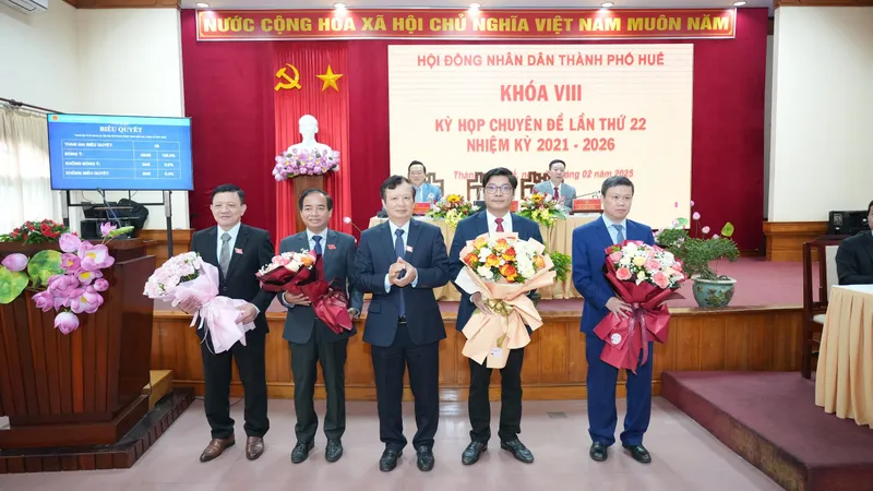 Ông Lê Trường Lưu, Bí thư Thành ủy, Chủ tịch HĐND thành phố Huế tặng hoa chúc mừng tân Phó Chủ tịch UBND thành phố Huế Nguyễn Chí Tài (thứ 2 từ phải qua trái)