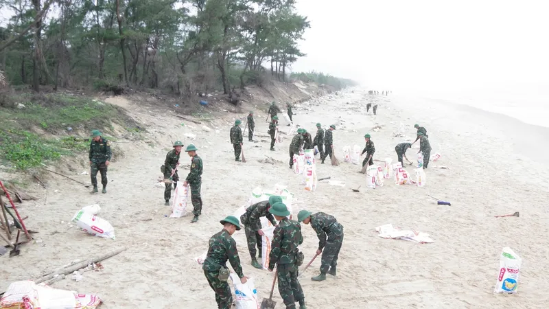 Hàng trăm cán bộ, chiến sĩ bộ đội TP Huế nỗ lực thu gom dầu thô vón cục trôi dạt vịnh Lăng Cô