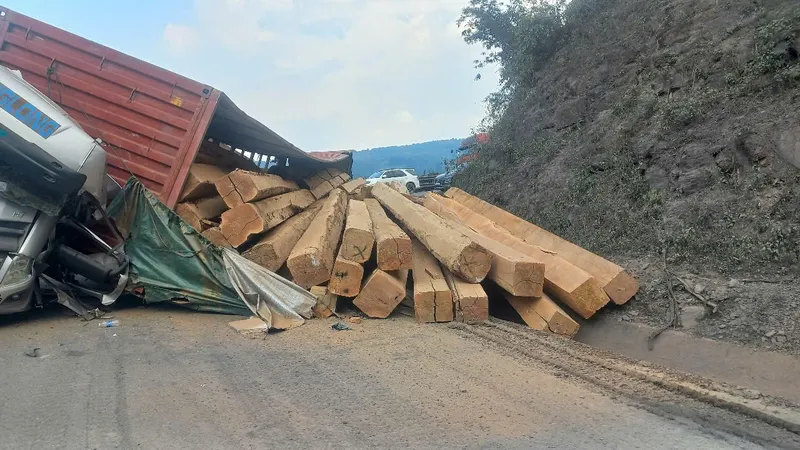 Hiện trường vụ tai nạn gây ách tắc giao thông kéo dài trên quốc lộ 15D đi Cửa khẩu quốc tế La Lay
