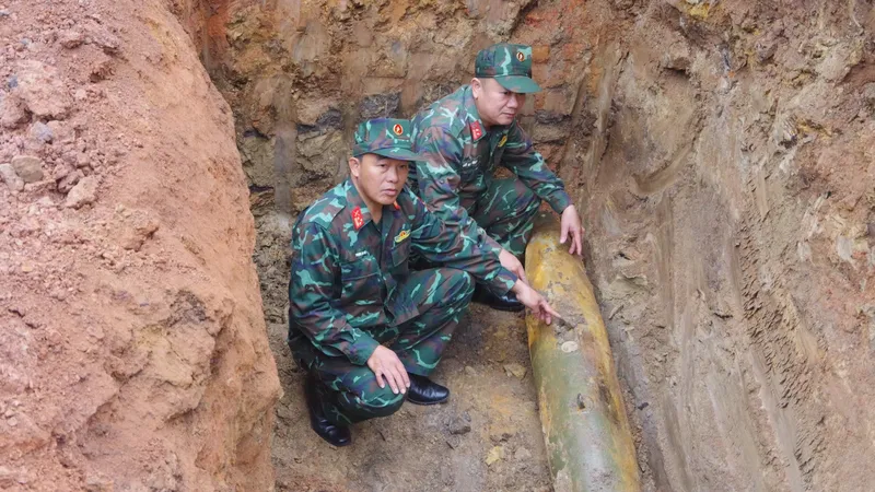 Tiến hành tiêu hủy quả bom theo quy định
