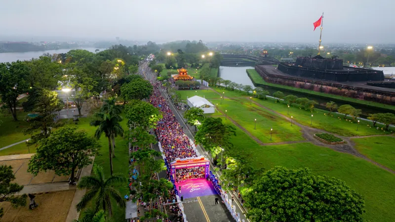 Khoảng 12 ngàn vận động viên tham gia Giải chạy VnExpress Marathon 2025, sáng 6-4