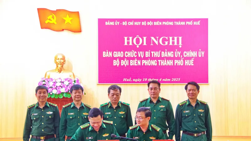 Ký biên bản bàn giao chức vụ Bí thư Đảng ủy BĐBP thành phố Huế