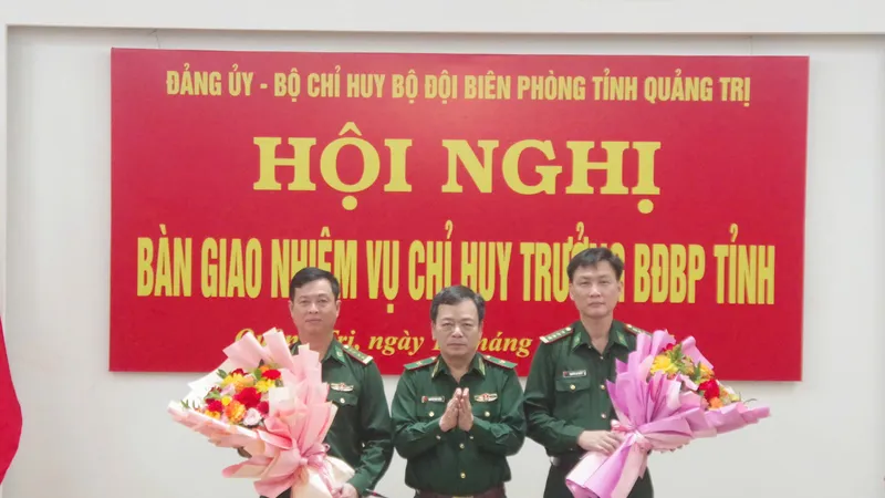 Đại tá Nguyễn Bá Duyệt (bên phải) nhận hoa chúc mừng của Thiếu tướng Nguyễn Văn Thiện, Phó Tư lệnh BĐBP