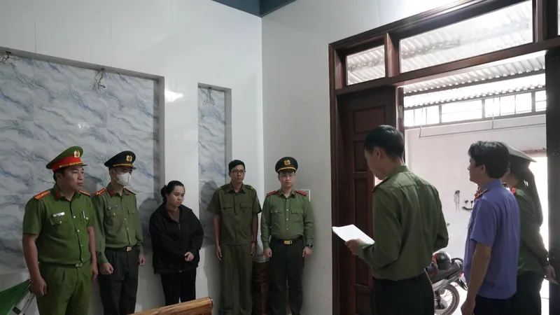 Cơ quan chức năng đọc quyết định khởi tố vụ án hình sự, khởi tố bị can Phan Thị Nhật Vi