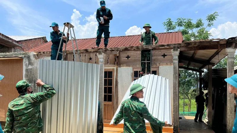 Bộ đội giúp bà con huyện miền núi A Lưới khắc phục hậu quả trận lốc xoáy, chiều 23-4