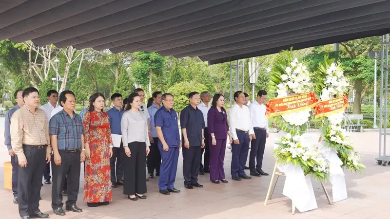 Phó Chủ tịch nước Võ Thị Ánh Xuân và Phó Thủ tướng Trần Hồng Hà tri ân các anh hùng liệt sĩ ở Quảng Trị