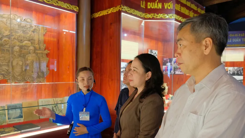 Phó Chủ tịch nước Võ Thị Ánh Xuân nghe thuyết minh về cuộc đời, thân thế, sự nghiệp cách mạng vẻ vang của Tổng Bí thư Lê Duẩn