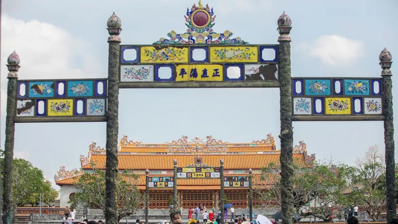 Đông đảo du khách đến Đại nội Huế tham quan trong ngày 30-4