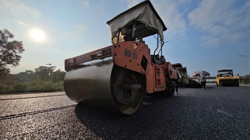Thi công đường cao tốc Vạn Ninh - Cam Lộ xuyên lễ giữa nắng như đổ lửa