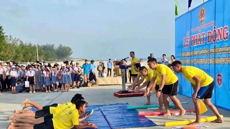 Hướng dẫn kỹ năng cứu đuối nước cơ bản cho học sinh