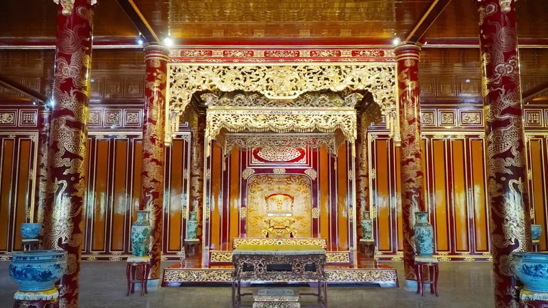 Ngai vàng phục chế bản 1:1 vừa đưa vào phục vụ khách tham quan điện Thái Hòa sau khi bảo vật quốc gia ngai vàng triều Nguyễn bị bẻ gãy