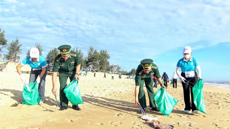 Gần 1.000 cán bộ, đoàn viên, thanh niên, người dân TP Huế và lực lượng quân đội, bộ đội biên phòng tham gia sự kiện "Hue Plogging 2025 - Dấu chân xanh, biển sạch nhựa”