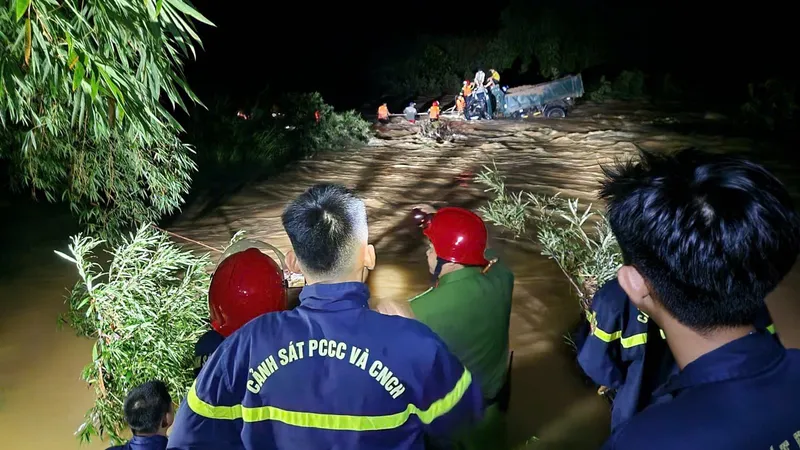Nỗ lực cứu 4 người dân mắc kẹt giữa dòng lũ dữ trong đêm khuya