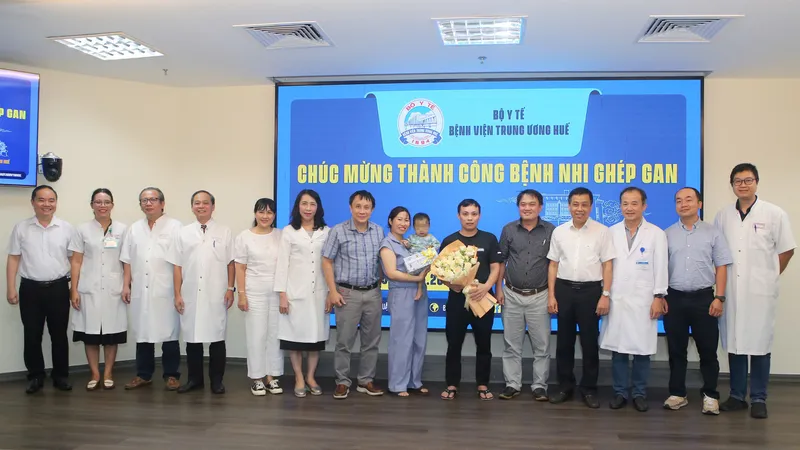 Bệnh viện Trung ương Huế tổ chức cho bệnh nhi V.Q.H xuất viện