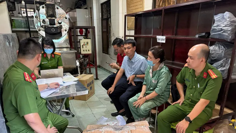 Lực lượng chức năng kiểm tra cơ sở sản xuất cà phê bột Gia Cát do bà Phước làm chủ