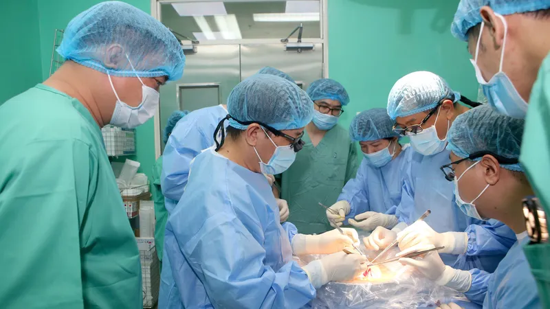 Bệnh viện Trung ương Huế thực hiện cùng lúc 4 ca ghép tim, gan, giác mạc xuyên Việt
