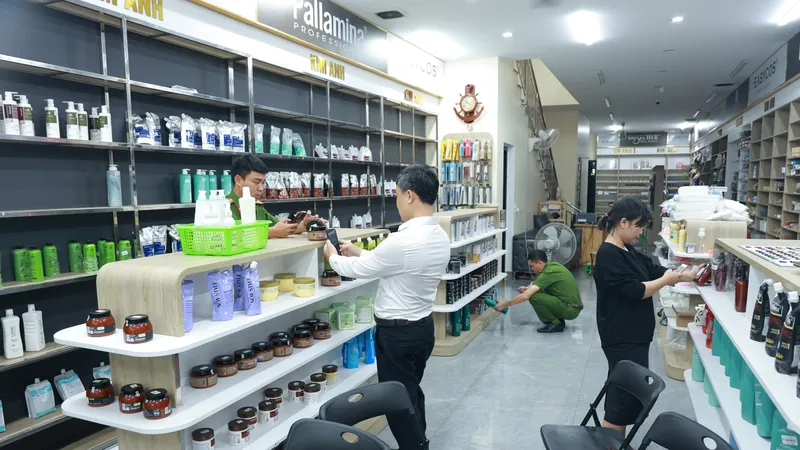 Phát hiện 2,5 tấn mỹ phẩm không rõ nguồn gốc tại một cửa hàng mỹ phẩm ở thành phố Đông Hà, tỉnh Quảng Trị