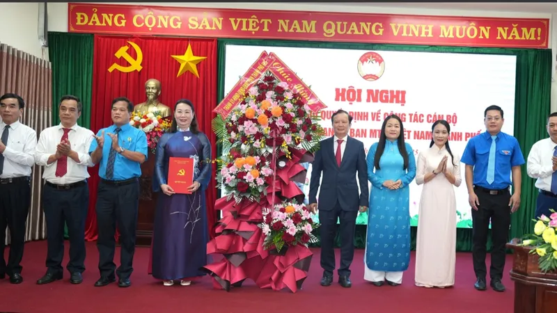 Ông Lê Trường Lưu, Bí thư Thành ủy, Chủ tịch HĐND, Trưởng đoàn ĐBQH thành phố Huế, trao quyết định và tặng hoa đến tập thể cơ quan MTTQ Việt Nam thành phố Huế