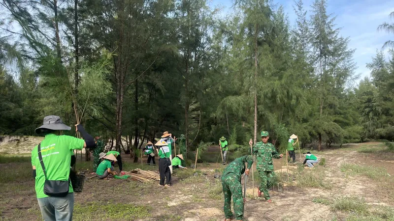 Hội Yêu rác Huế phối hợp với cán bộ, chiến sĩ Trạm Biên phòng biển Thuận An trồng hàng trăm cây phi lao chắn gió ven biển TP Huế